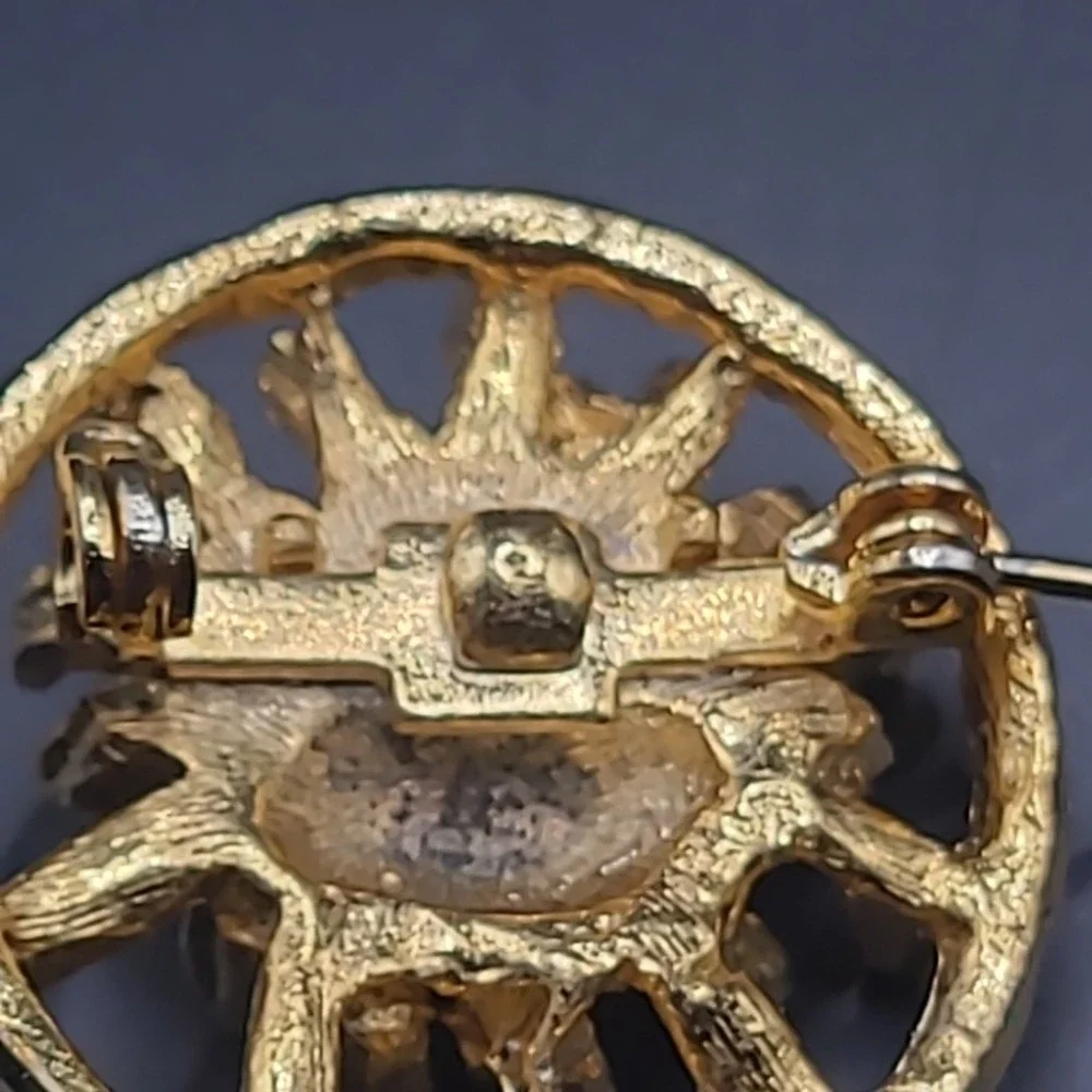 Vintage Flower Brooch‎ Woman Gold Tone Textured Floral Circular Pin Accessory